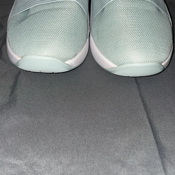 Size 9 Women’s Green Under Armour Athletic Shoes - Picture 6 of 9